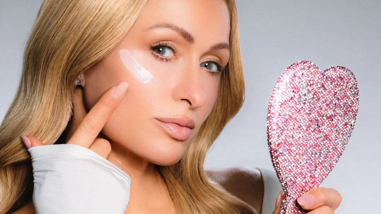 Esta colección, presentada oficialmente el 7 de mayo de 2025, consta de seis productos diseñados para reflejar el estilo vibrante, moderno y sofisticado que ha caracterizado la evolución pública de Hilton desde sus días como estrella de reality hasta su papel actual como activista y emprendedora.