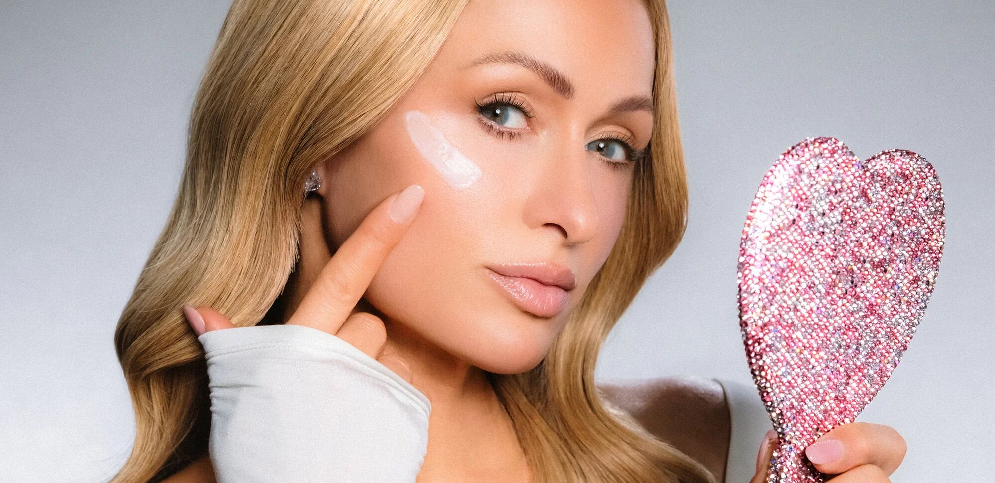 Esta colección, presentada oficialmente el 7 de mayo de 2025, consta de seis productos diseñados para reflejar el estilo vibrante, moderno y sofisticado que ha caracterizado la evolución pública de Hilton desde sus días como estrella de reality hasta su papel actual como activista y emprendedora.