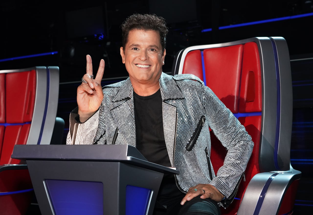 MIAMI, FL - 16 DE AGOSTO: Carlos Vives es visto durante el final de la temporada 2 de "La Voz" de Telemundo en Cisneros Studios el 16 de agosto de 2020 en Miami, Florida. (Foto de Alexander Tamargo / Getty Images)