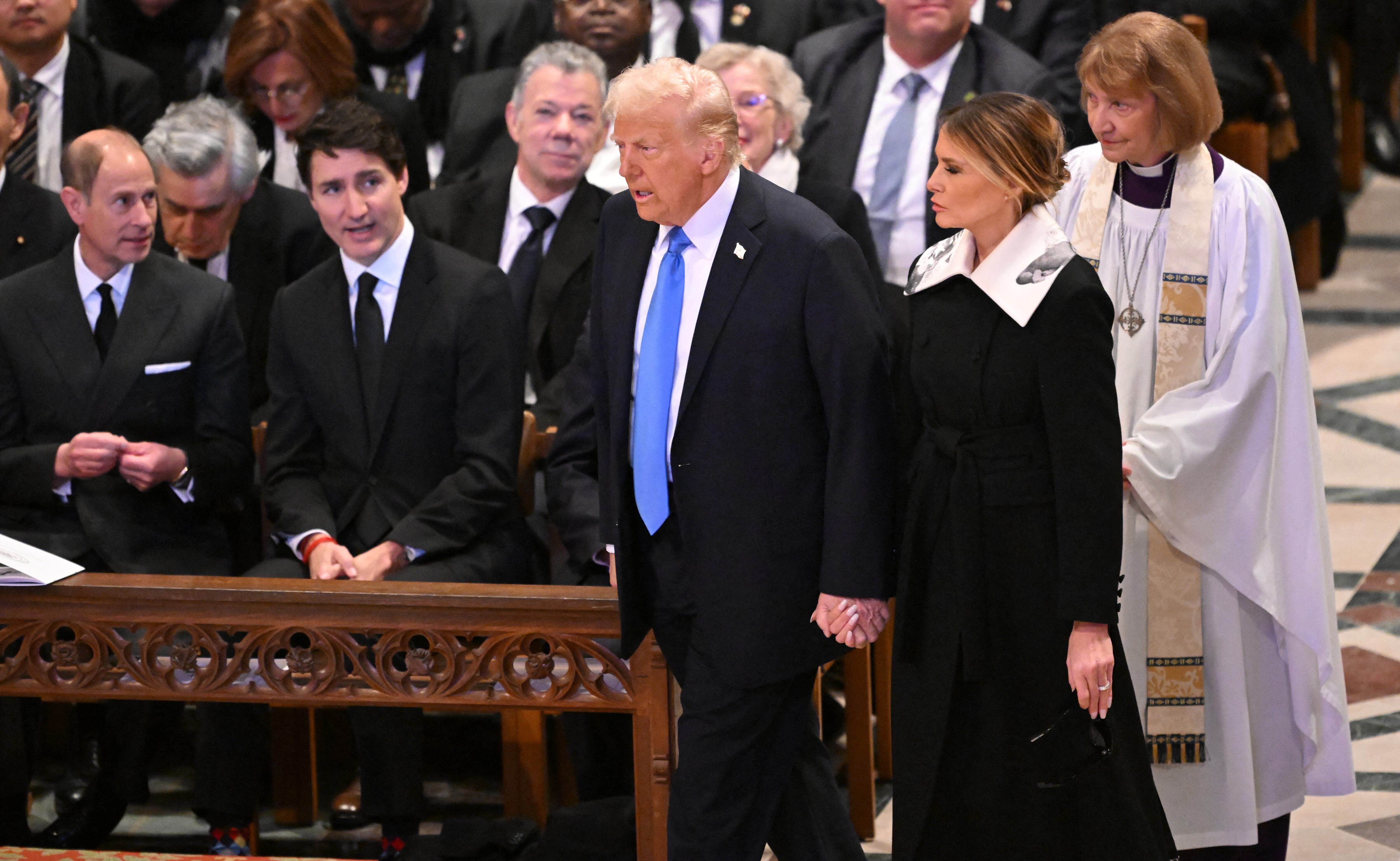 El presidente electo de Estados Unidos, Donald Trump, y la ex primera dama Melania Trump llegan para asistir al funeral de Estado del expresidente estadounidense Jimmy Carter en la Catedral Nacional de Washington, en Washington, DC, el 9 de enero de 2025. (Foto de Mandel NGAN / AFP) Juan Manuel Santos