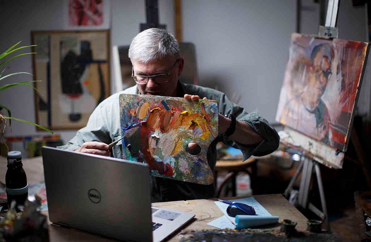 Fred Haag, profesor asociado de artes visuales en Penn State York, muestra cómo mezclar colores durante su curso ‘Art 50: Introducción a la Pintura desde un estudio loft’,  en su pequeña granja en Hellam, Pensilvania. 22 de abril. Foto: Matt Slocum/ AP
