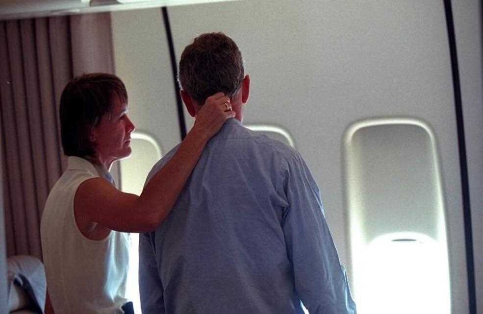 La teniente coronel Cindy Wright intenta consolar al presidente / Foto: Eric Draper