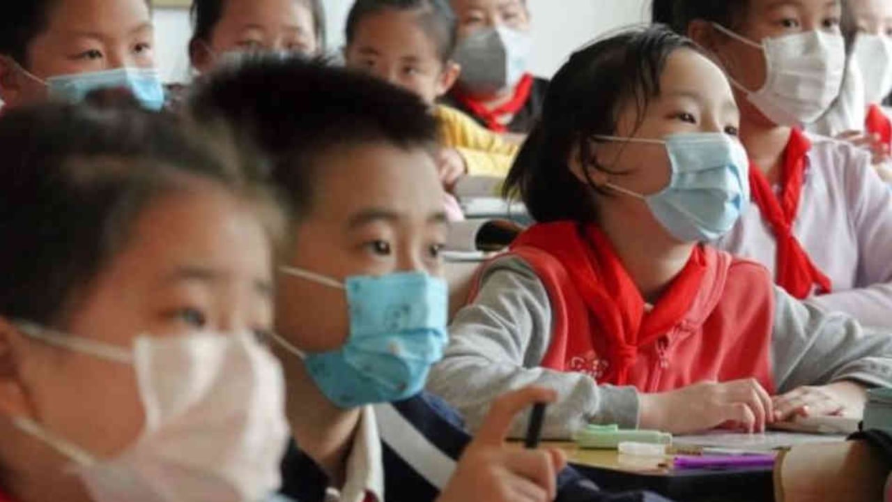 Muchos países han retomado las clases presenciales bajo estrictas medidas de bioseguridad.