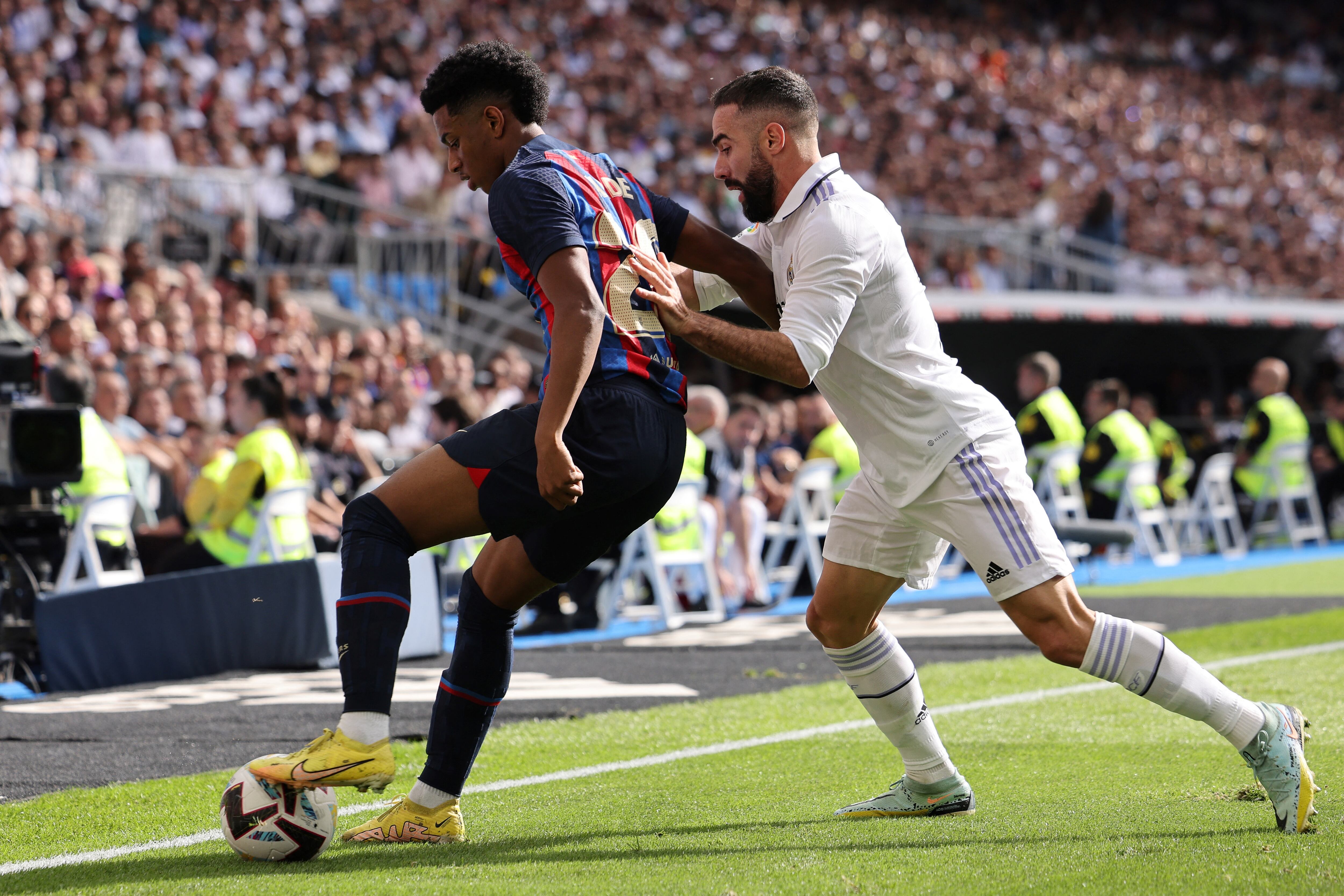 El clásico de España se juega en el estadio Santiago Bernabéu de Real Madrid. (Photo by THOMAS COEX / AFP)