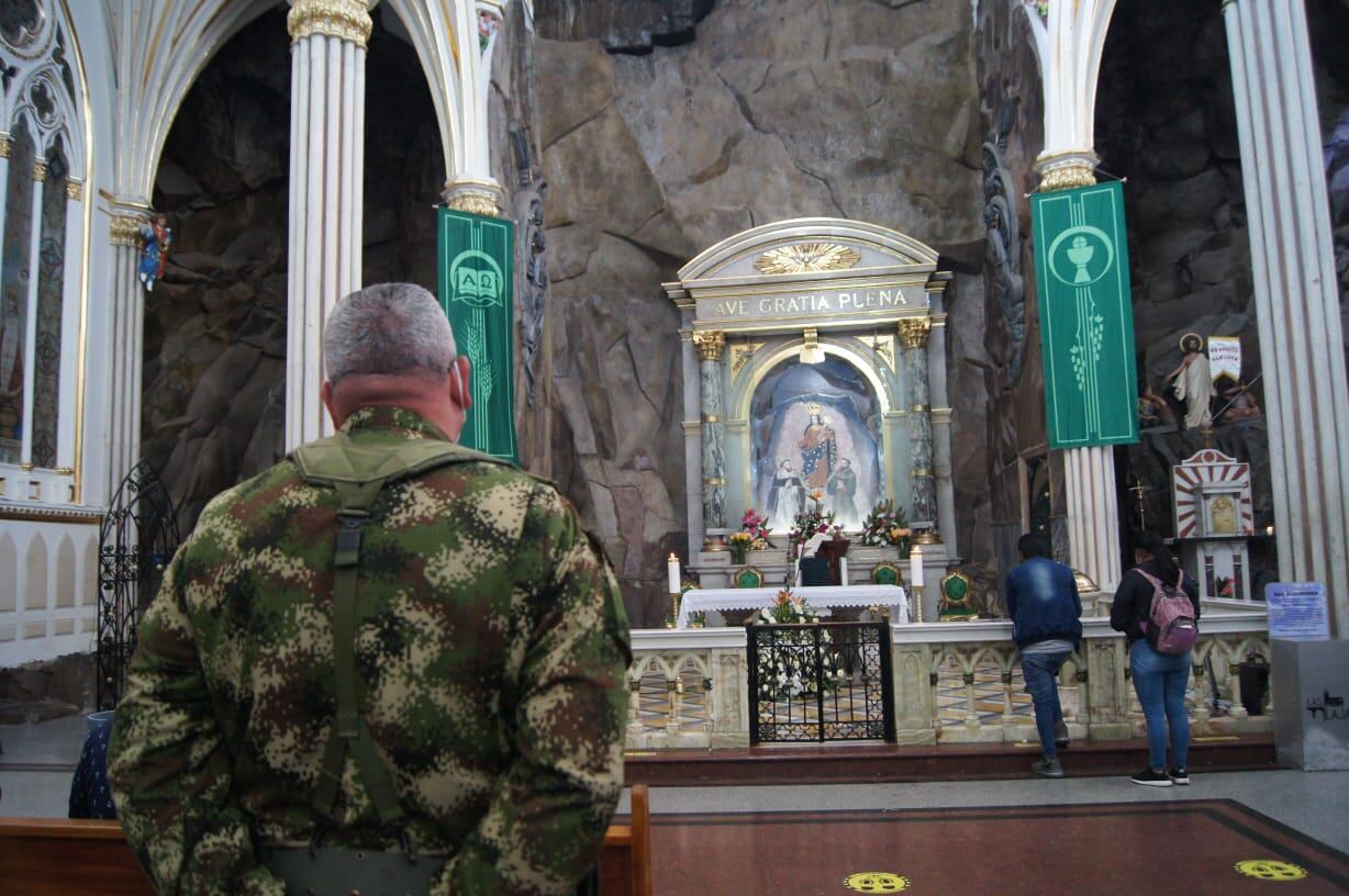El general Helder Fernán Giraldo, comandante de las Fuerzas Militares, en el   Santuario de Nuestra Señora del Rosario de Las Lajas, en Ipiales (Nariño)