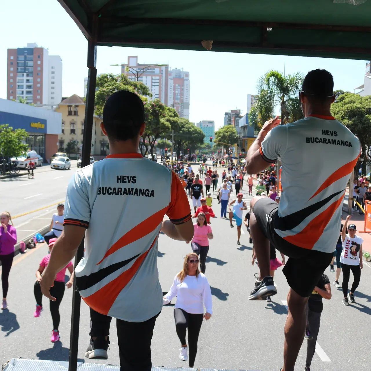 En medio del jornada se pueden disfrutar de clases de rumba-terapia.