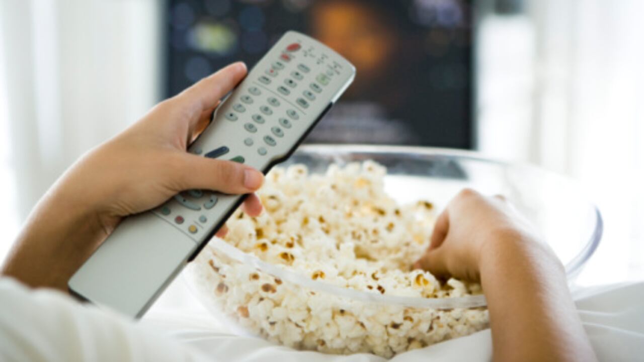 Una noche de películas en casa puede ser el plan perfecto: sofá, palomitas y los mejores estrenos del 'streaming'