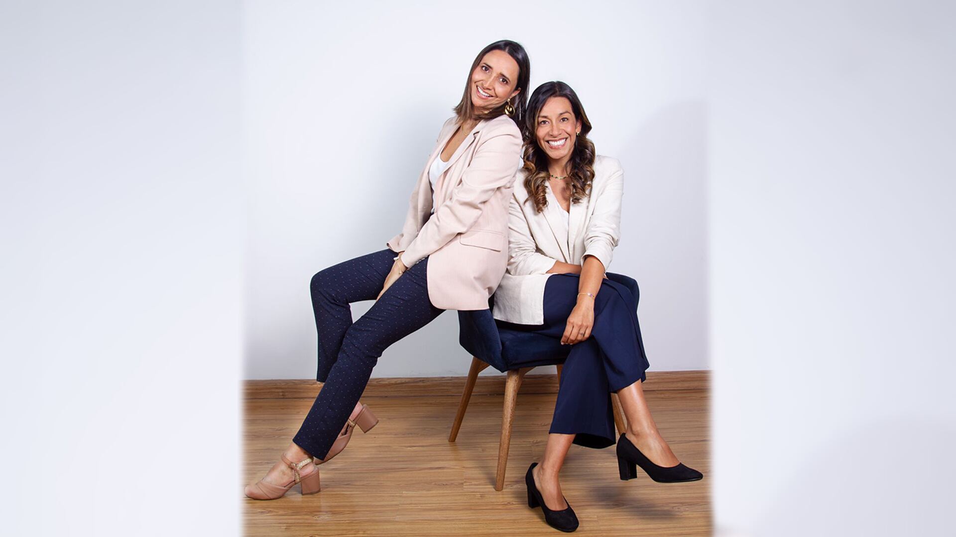 Carolina Benítez y María Paula Cárdenas lideran el proyecto Mompreneurs Colombia con el que publicaron “Mujeres hechas a pulso”.