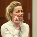 La actriz estadounidense Amber Heard observa durante un juicio en el juzgado de circuito del condado de Fairfax en Fairfax, Virginia, el 19 de abril de 2022. (Foto de JIM WATSON / POOL / AFP)