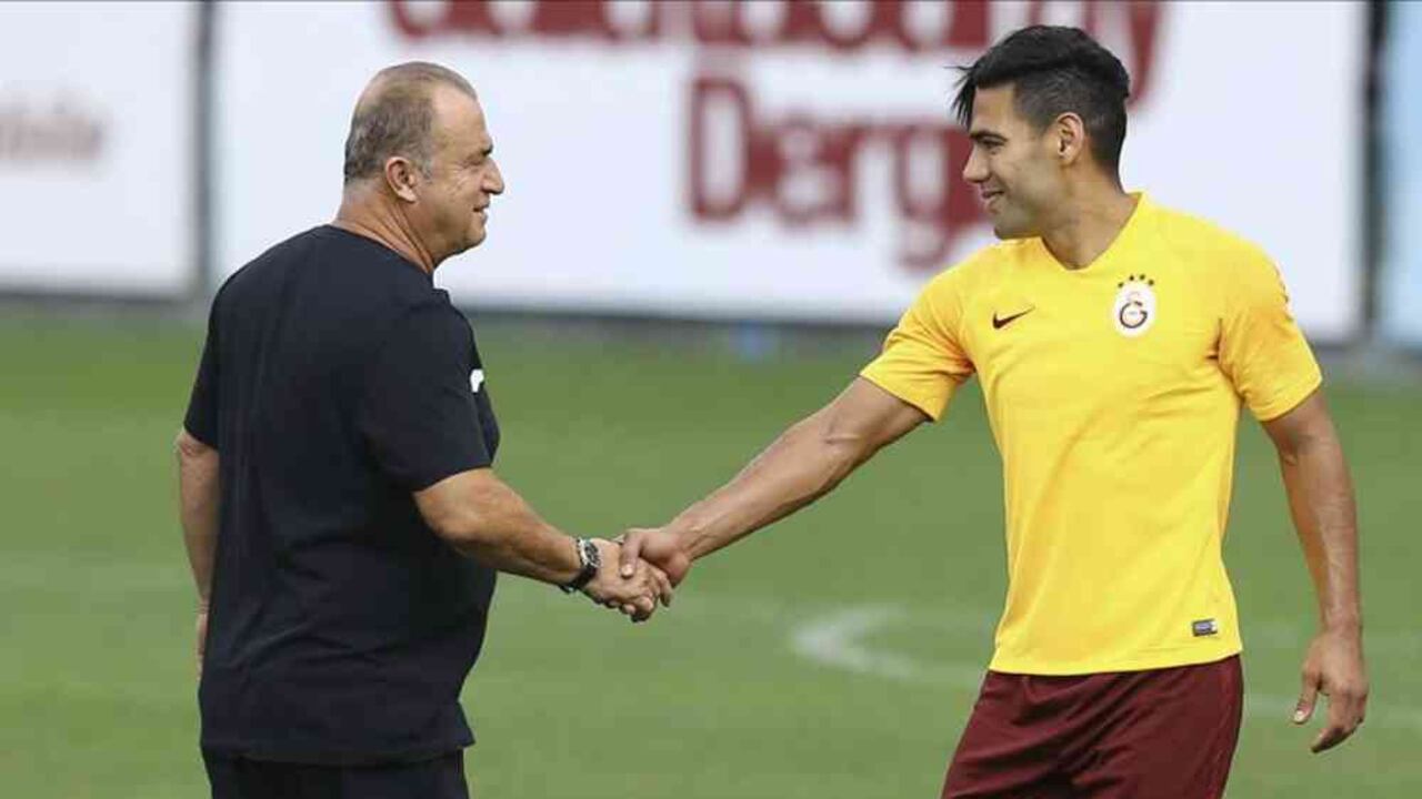 El entrenador de Galatasaray, Fatih Terim, saluda a Falcao durante el entrenamiento para el próximo partido de la Superliga de Turquía (Serhat Cagdas - Agencia Anadolu)