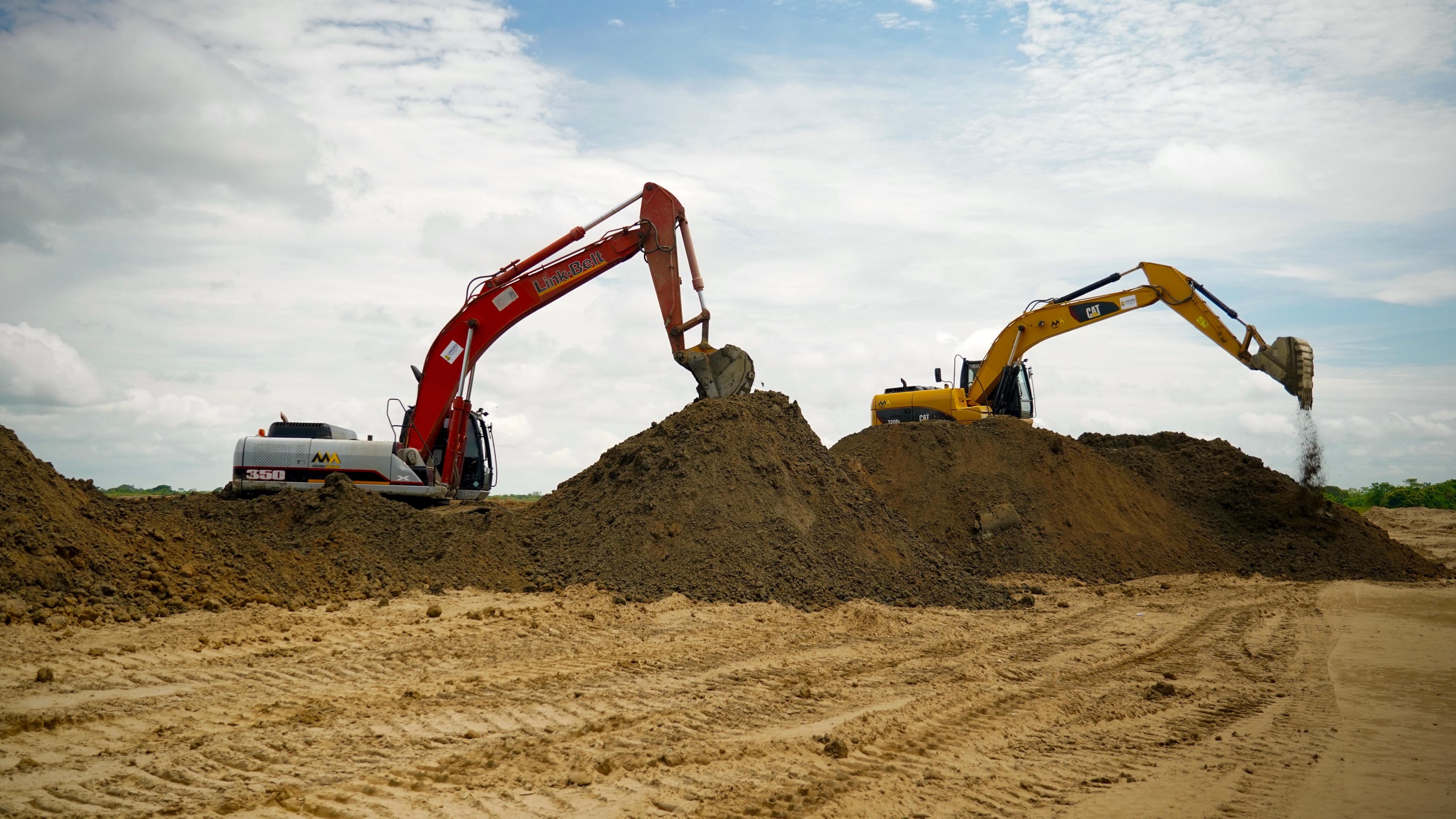 Labores de maquinaria en el canal de La Esperanza, en la región de La Mojana.