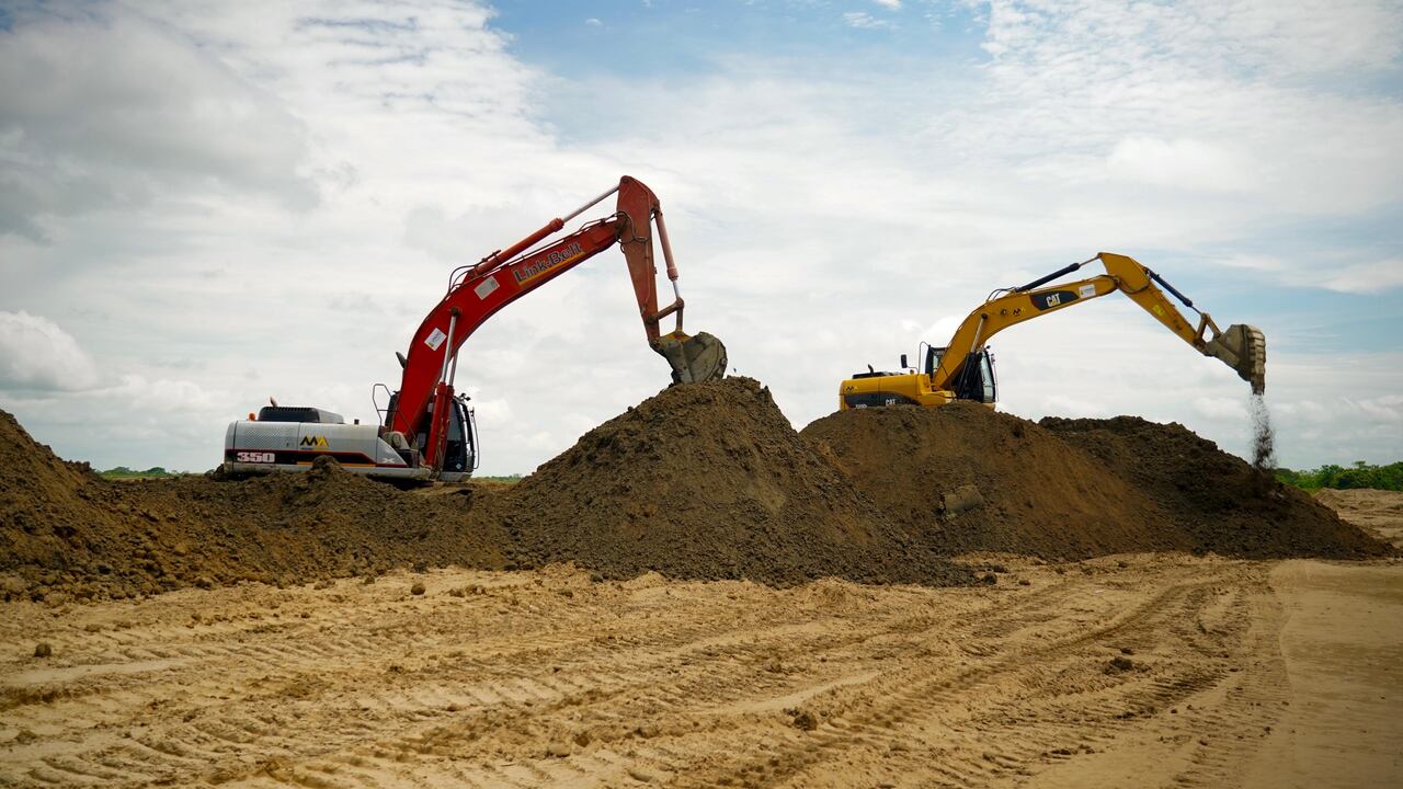 Labores de maquinaria en el canal de La Esperanza, en la región de La Mojana.