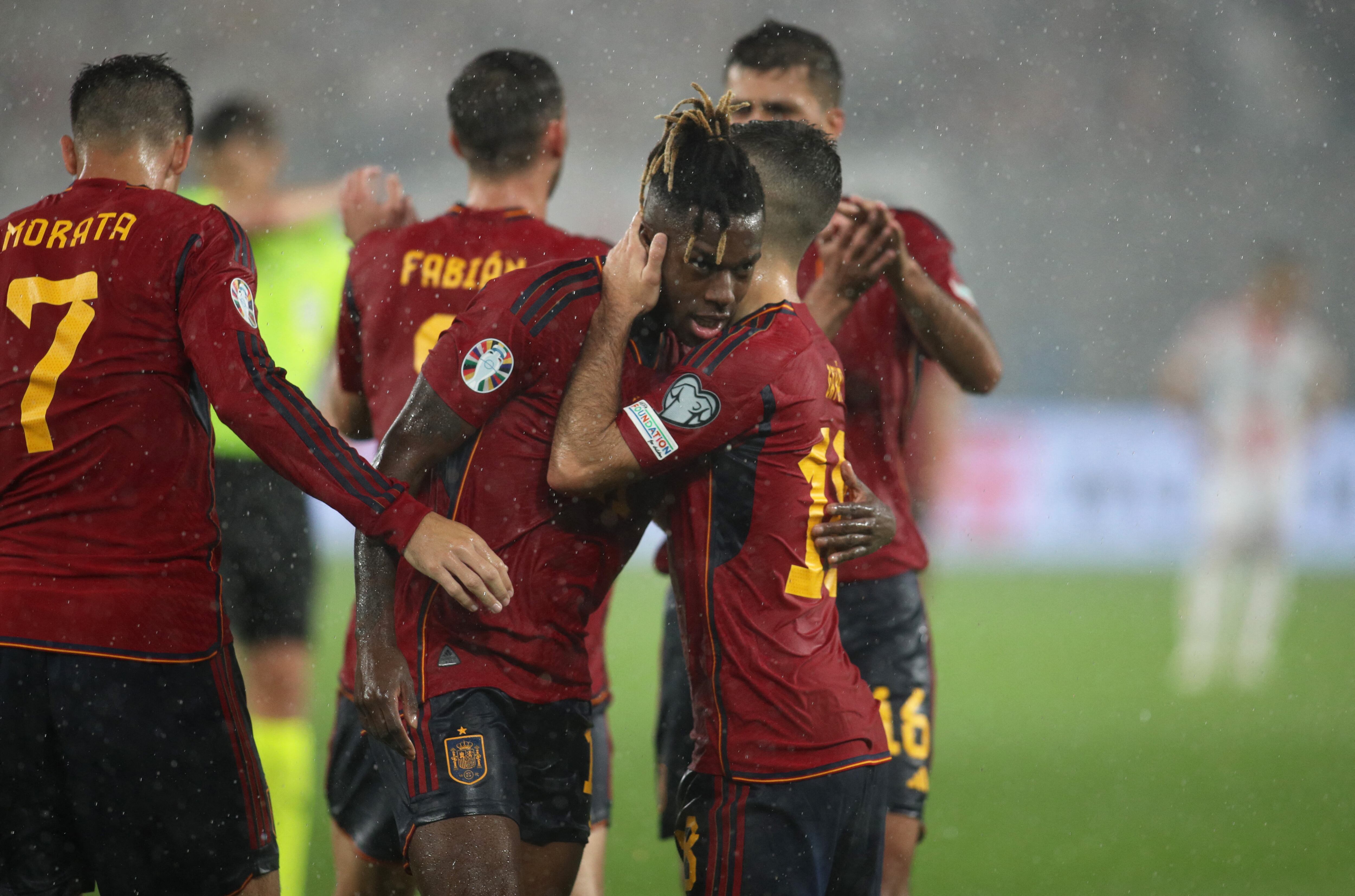 Nico Williams marcando con la selección de España.
