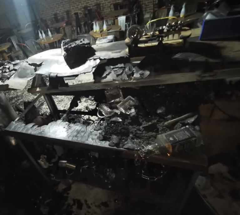 Reconocido bar y restaurante de la calle novena en Cali quedó en ruinas por gran incendio.