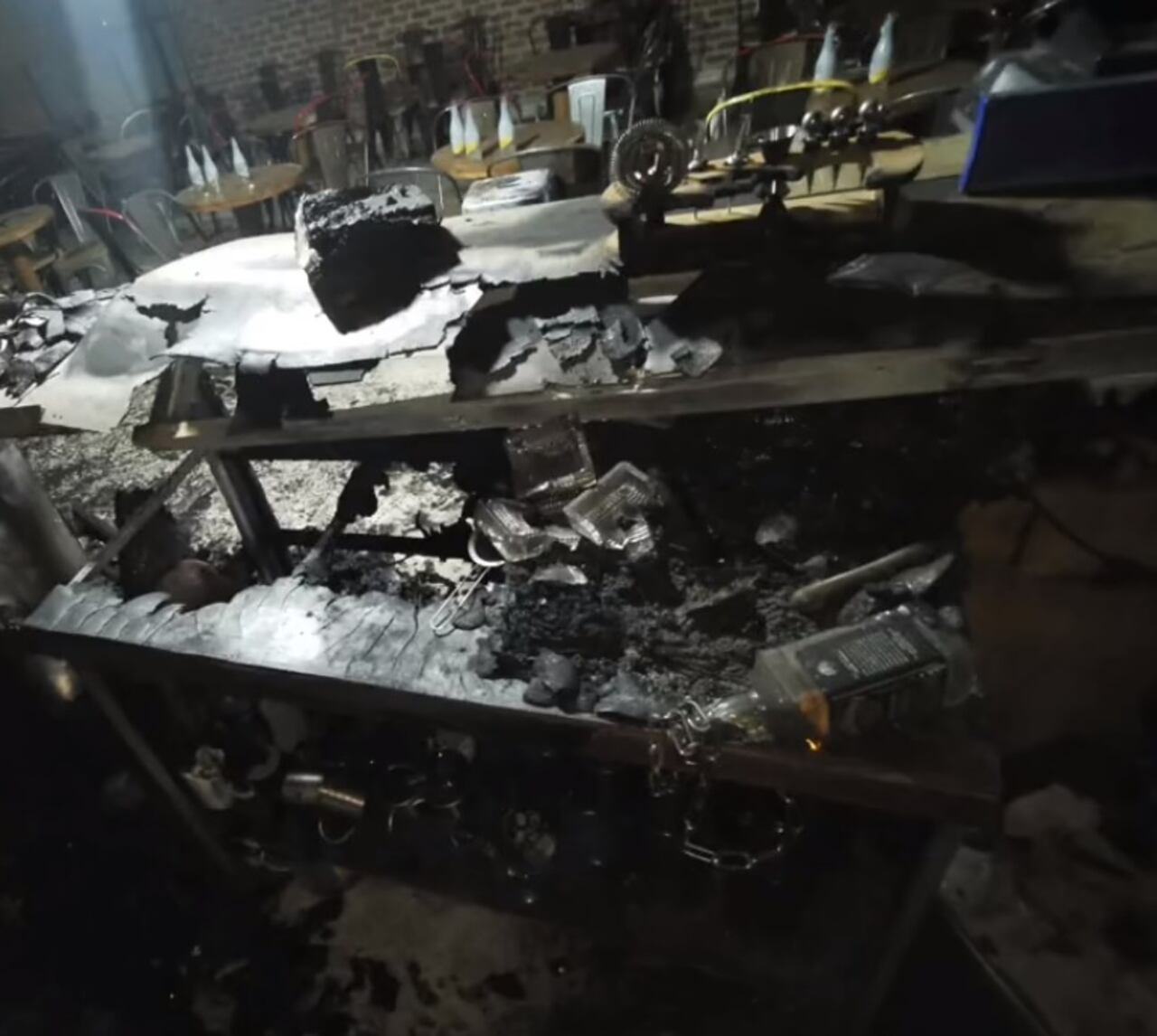 Reconocido bar y restaurante de la calle novena en Cali quedó en ruinas por gran incendio.