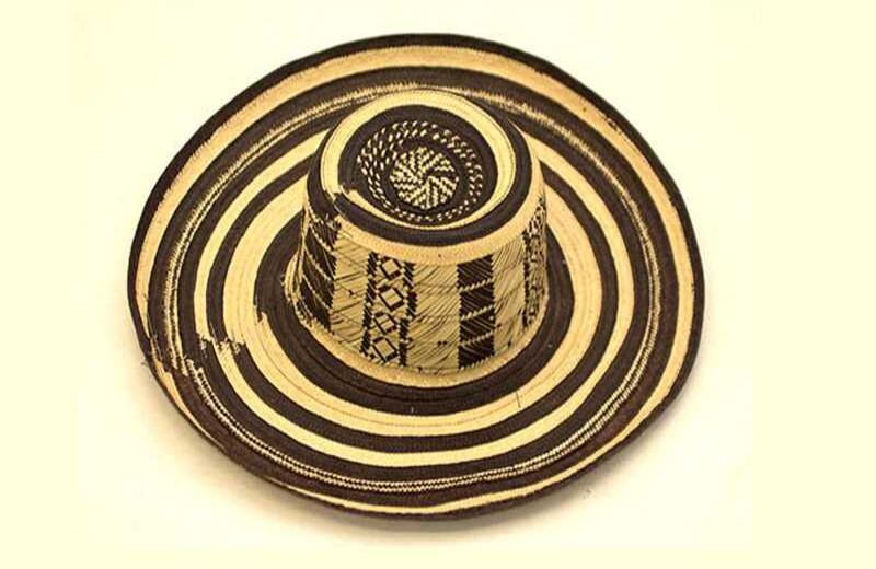 Este es el sombrero de Ramón Donado, un campesino de Granada (Magdalena) que era obligado a darle alimento a un grupo guerrillero. Por eso, un grupo paramilitar lo secuestró y luego lo asesinó.