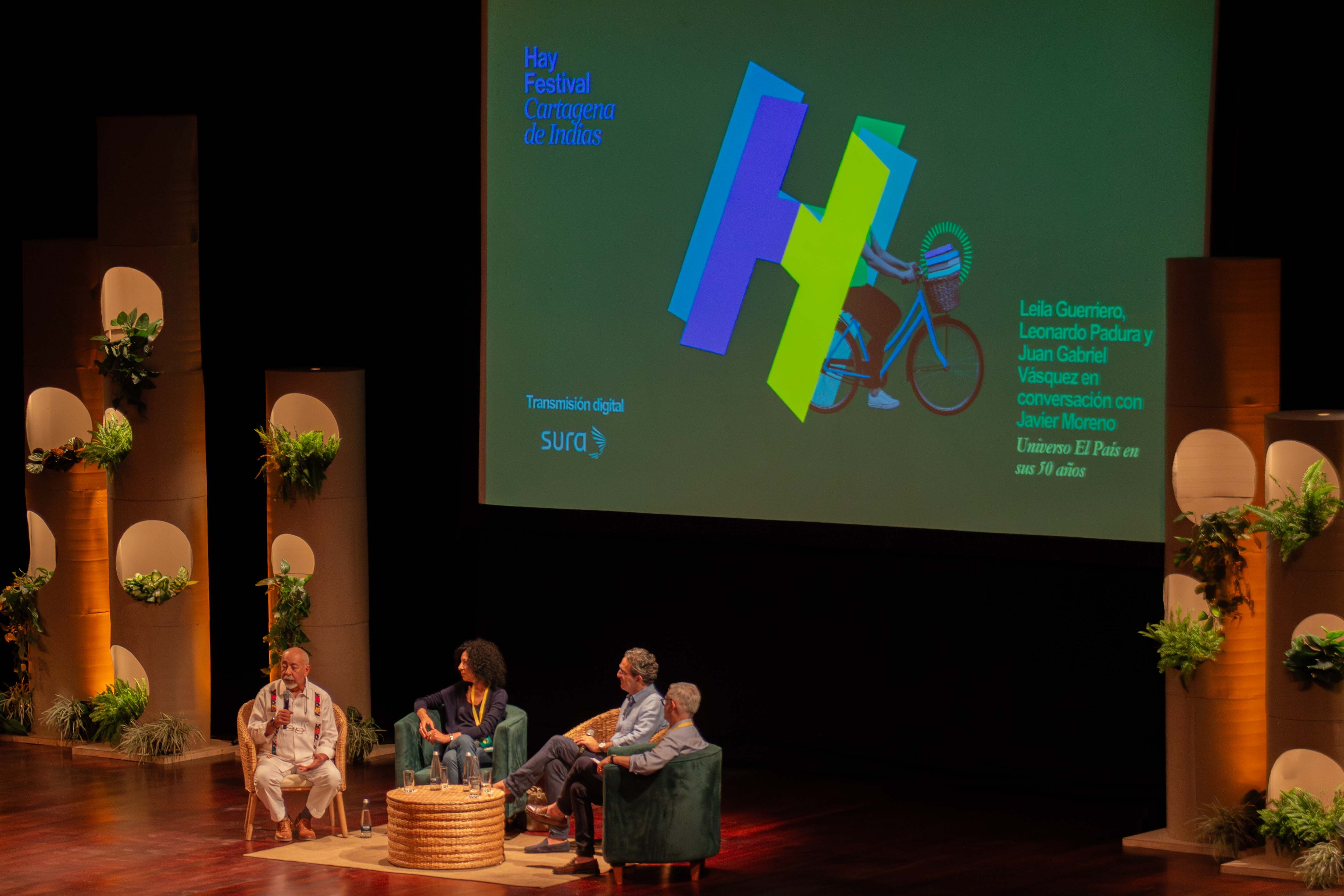 En el marco del Hay Festival Cartagena 2026, los escritores Leila Guerriero, Leonardo Padura y Juan Gabriel Vásquez conversaron junto al director de El País de España a propósito de los 50 años del diario.