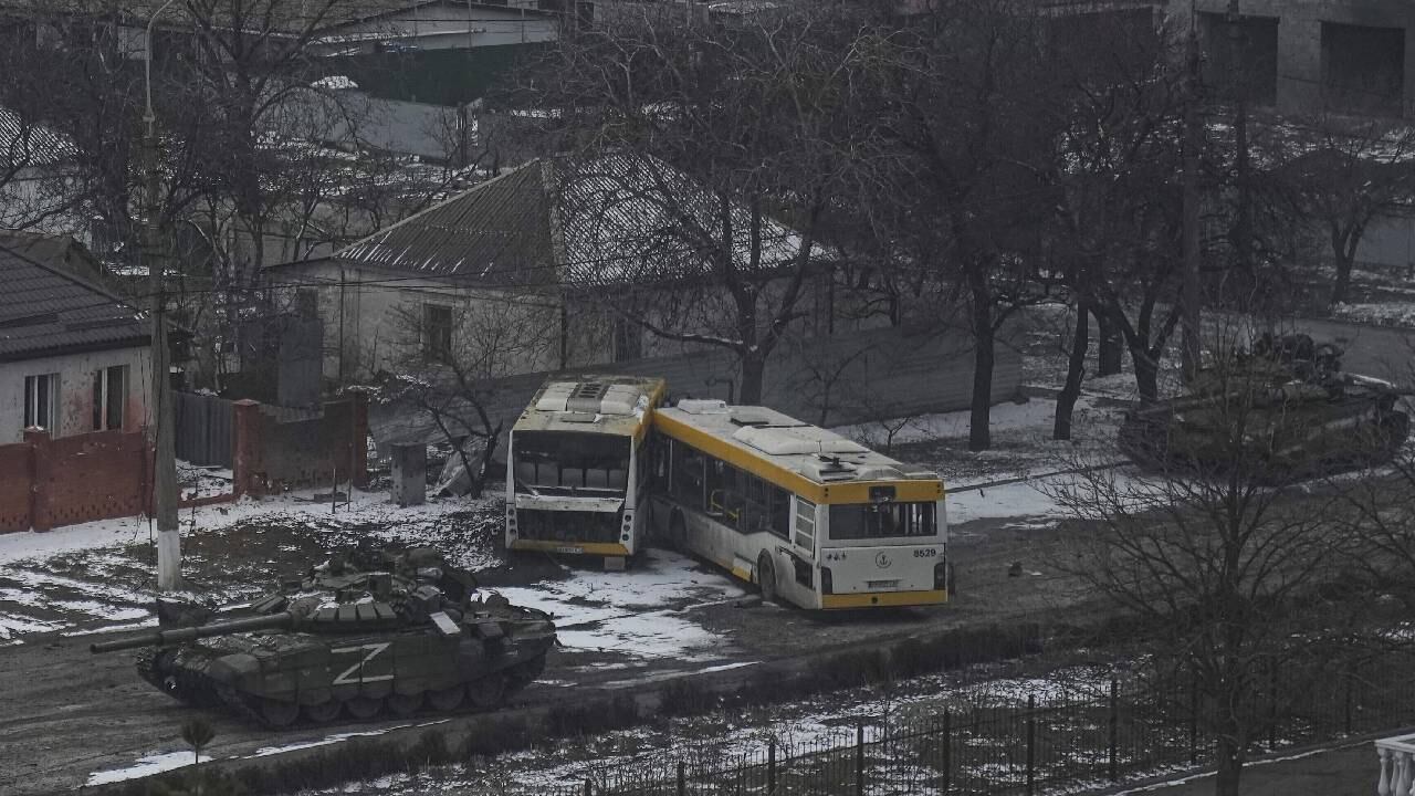 En esta imagen del viernes 11 de marzo de 2022, tanques del ejército ruso avanzan por las calles a las afueras de Mariúpol, Ucrania. Foto: AP/Evgeniy Maloletka.