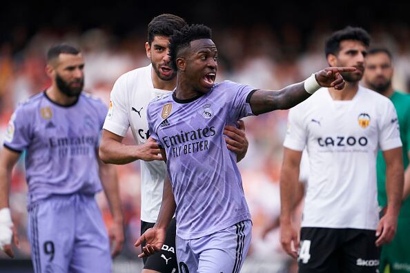 El Real Madrid denunció este lunes ante la Fiscalía General del Estado los insultos racistas recibidos por su delantero brasileño Vinícius Junior en la derrota contra el Valencia (1-0) considerándolos un “delito de odio”. (Photo by Mateo Villalba/Quality Sport Images/Getty Images)