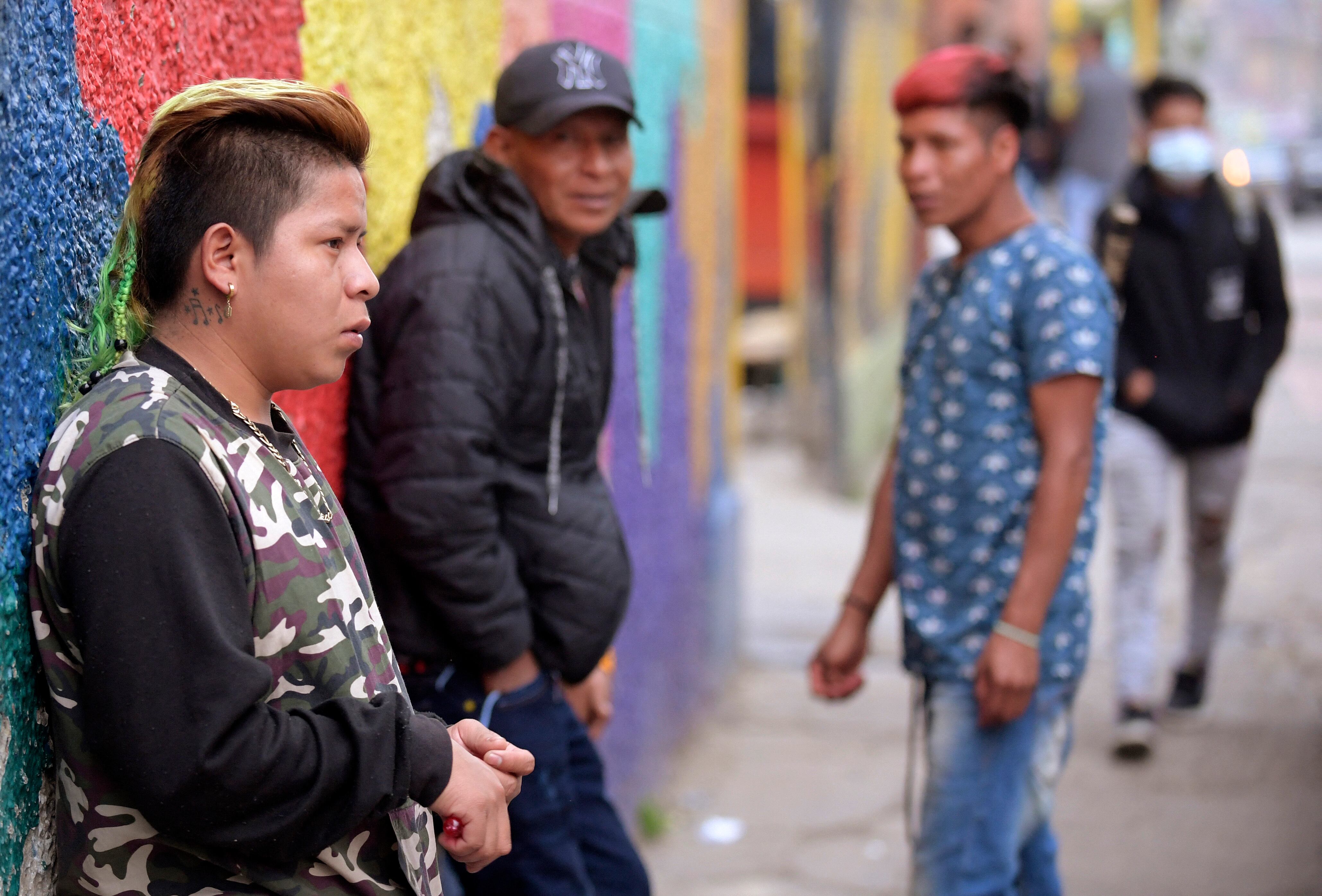 Gonzalo y Walter Queragama, hermanos que rapean, en lengua Embera, sobre la violencia que los desplazó de sus territorios ancestrales. Fotos: Daniel MUNOZ / AFP.