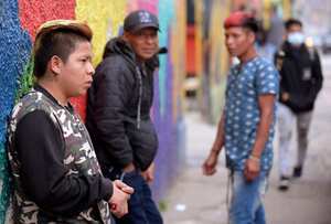 Estos hermanos rapean, en lengua Embera, sobre la violencia que los desplazó de sus territorios ancestrales. Fotos: Daniel MUNOZ / AFP.