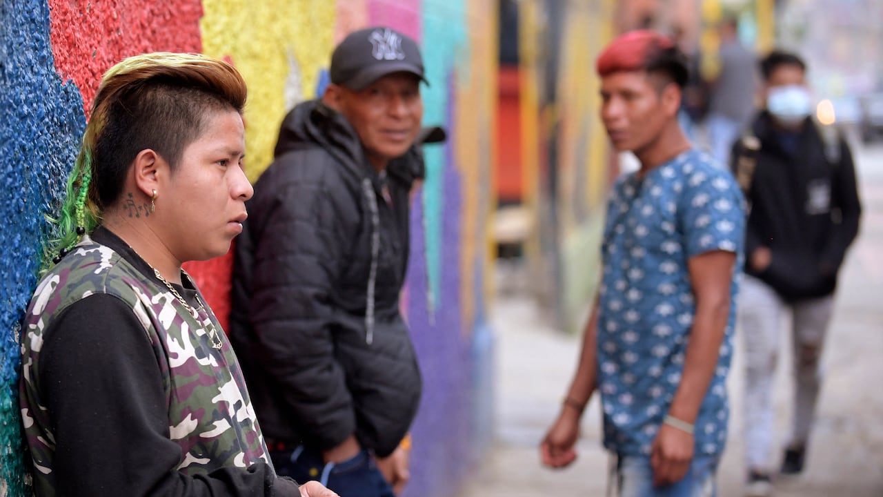 Gonzalo y Walter Queragama, hermanos que rapean, en lengua Embera, sobre la violencia que los desplazó de sus territorios ancestrales. Fotos: Daniel MUNOZ / AFP.