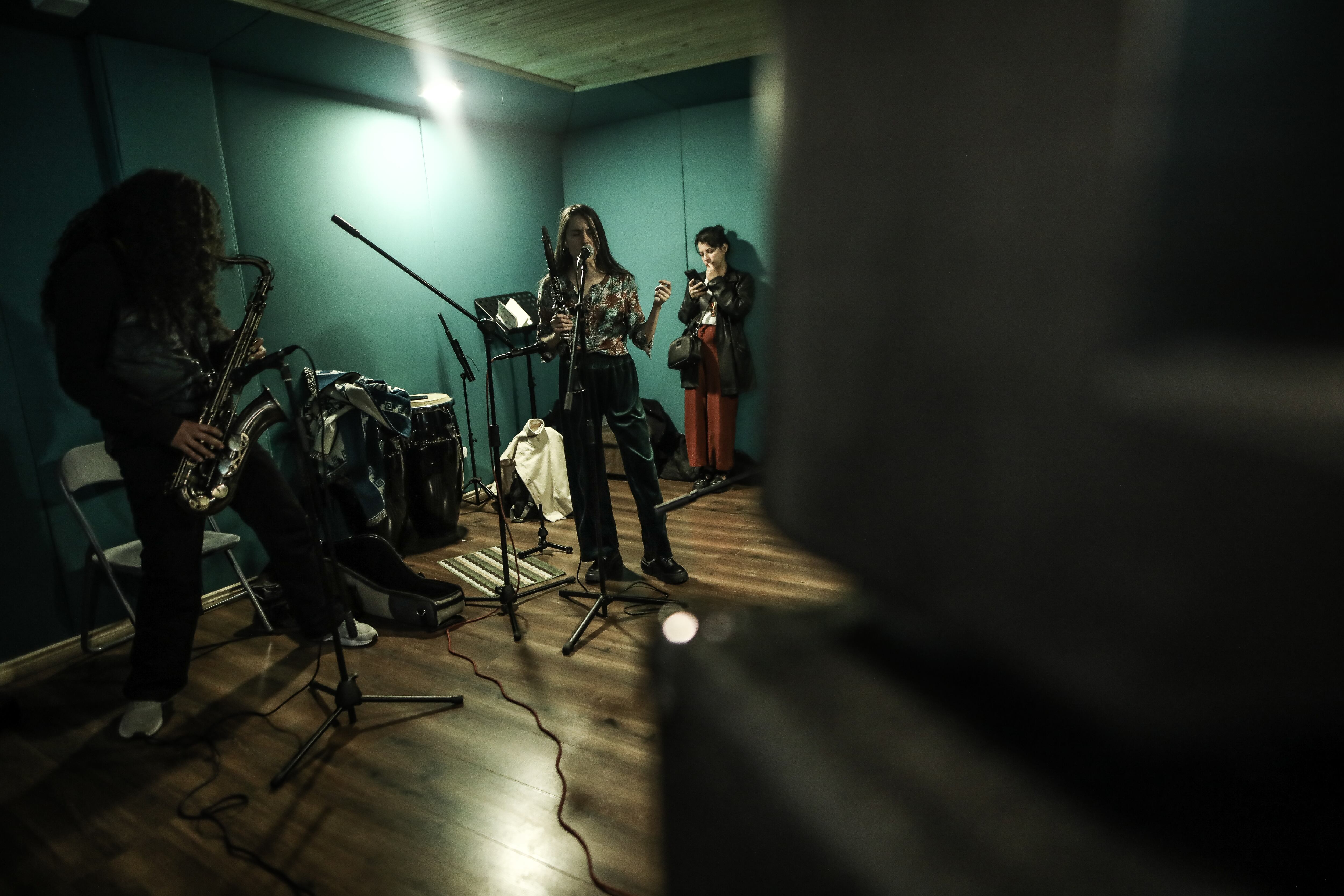 Postales de un ensayo de BUHA 2030, un día de marzo, mientras preparan su concierto en el Festival Estéreo Picnic...