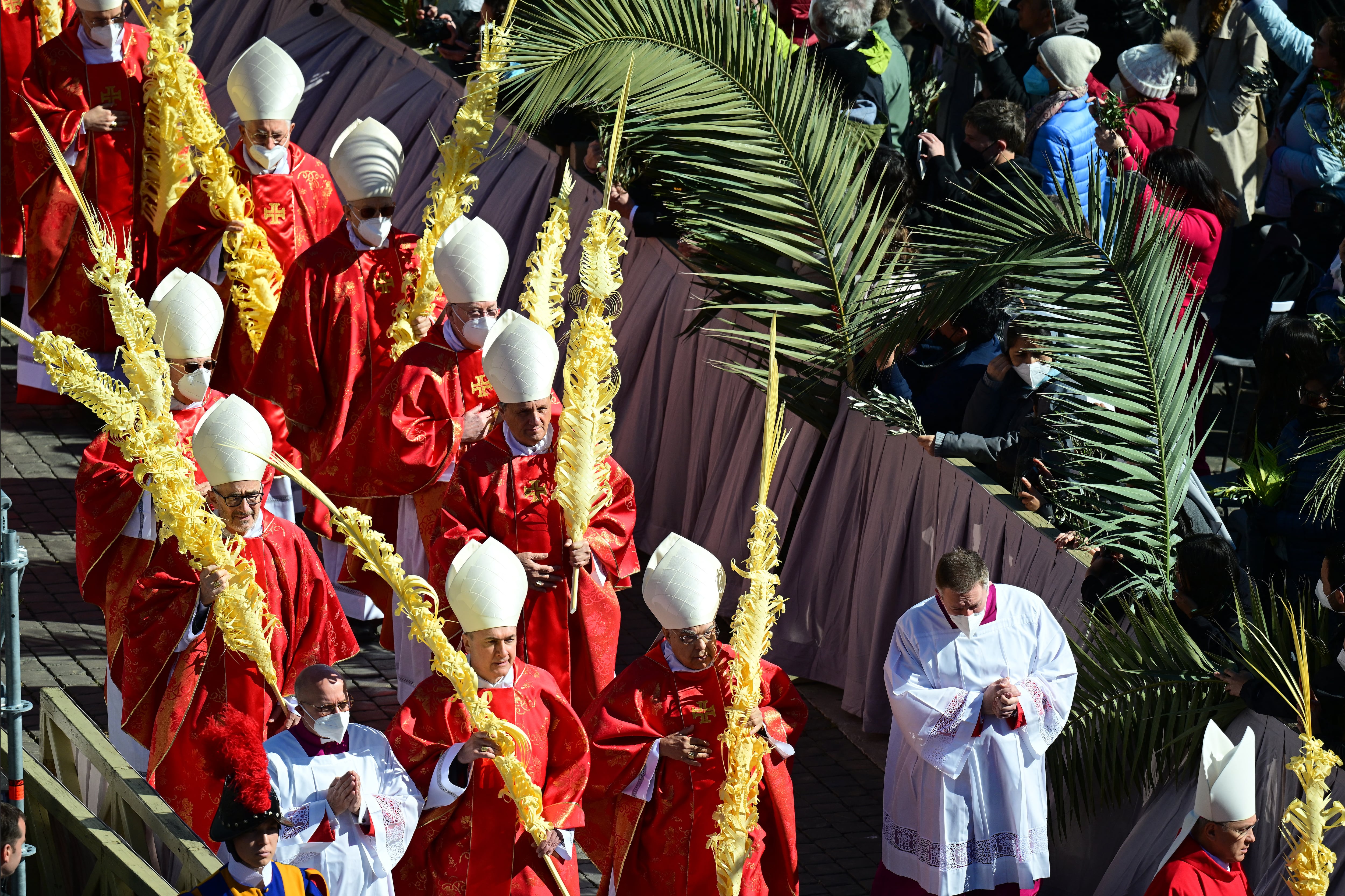 Los cardenales participan en la procesión mientras el Papa Francisco encabeza la misa del Domingo de Ramos en St. Plaza de San Pedro, en el Vaticano el 10 de abril de 2022 - El Domingo de Ramos es el último domingo de Cuaresma, el comienzo de la Semana Santa, y conmemora la llegada triunfal de Jesucristo a Jerusalén, días antes de ser crucificado. (Foto de Vincenzo PINTO / AFP)
