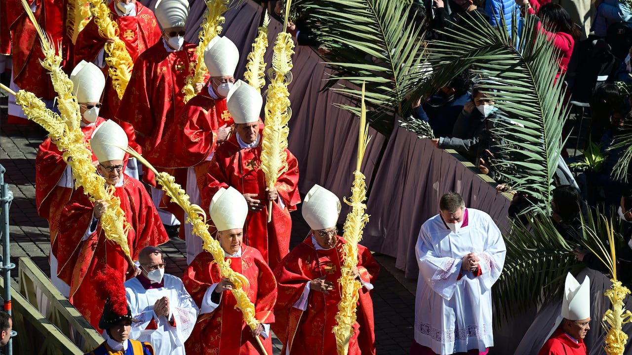 El viernes santo los creyentes conmemoran la muerte de Jesucristo en la cruz. (Foto de Vincenzo PINTO / AFP)