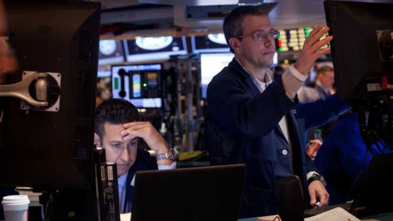 Las acciones del Reino Unido se desplomaron hasta un mínimo en 4 años encabezadas por las acciones bancarias.