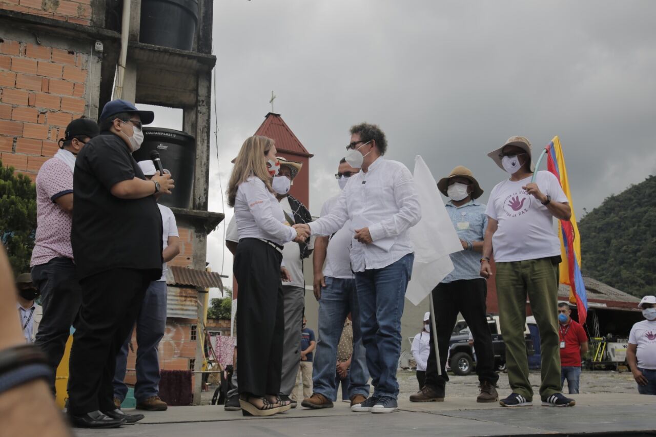 Pastor Alape y Rocío López en el acto de perdón por los secuestros masivos en la vía entre Villavicencio y Bogotá.