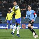 Neymar Jr. de Brasil controla el balón mientras Federico Valverde de Uruguay mira durante el partido de clasificación para la Copa Mundial de la FIFA 2026 entre Uruguay y Brasil en el Estadio Centenario el 17 de octubre de 2023 en Montevideo, Uruguay.
