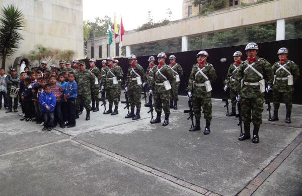 Los pequeños del Cauca visitaron el Palacio de Nariño, allí participaron de la formación de los soldados de la Guardia Presidencial.  