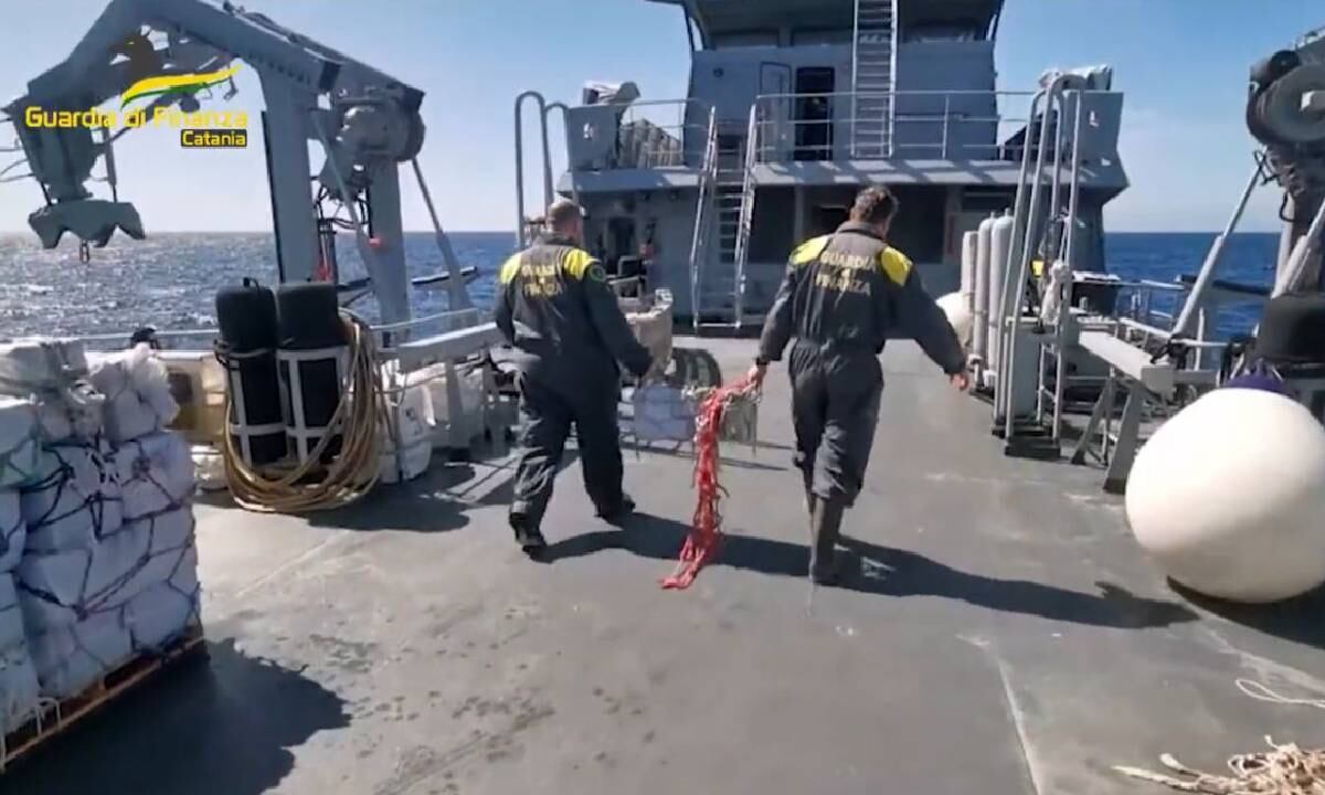 Los miembros de la Policía se trasladaron hasta el lugar de los hechos y extrajeron el cargamento del agua para ser transportado a las instalaciones de la Guardia di Finanza