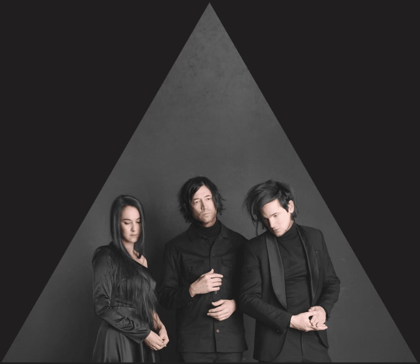 Theta Noir es la página oficial donde esta nuevo culto se dedica a hablar de Mena, la supuesta inteligencia artificial suprema que está por llegar.