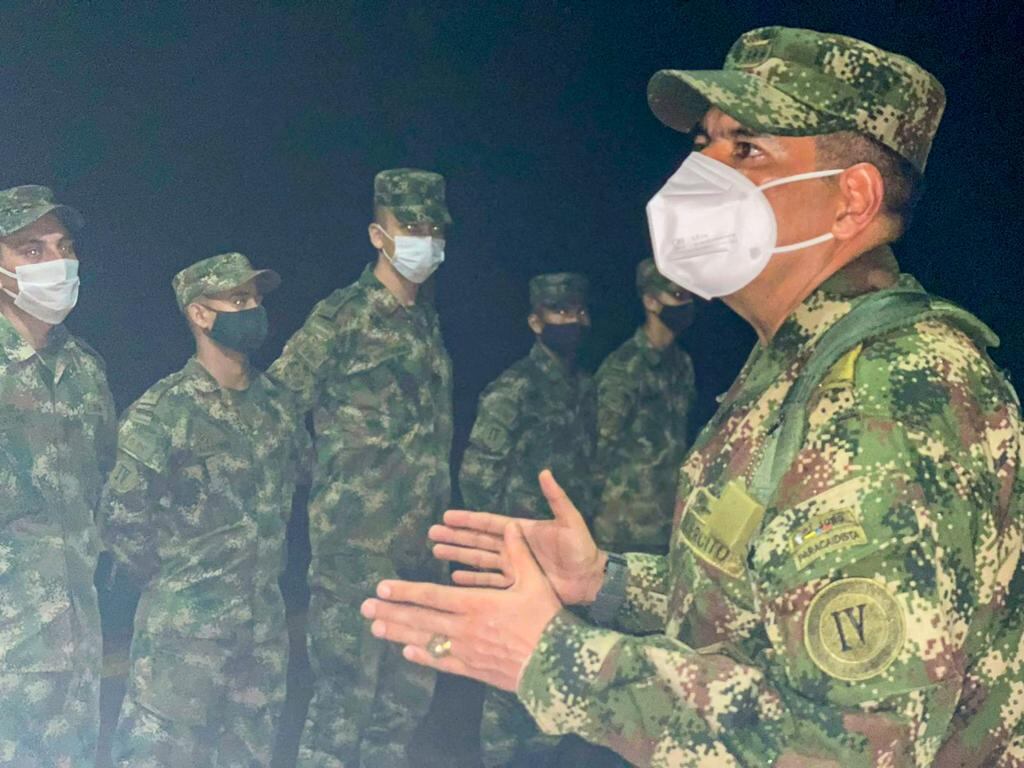 General Antonio María Beltrán Díaz, comandante Cuarta División del Ejército, junto con sus hombres.