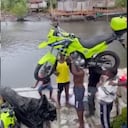 Las imágenes muestran al hombre caminando mientras sostiene en su hombro derecho los cerca de 150 kilos que pesa la moto.