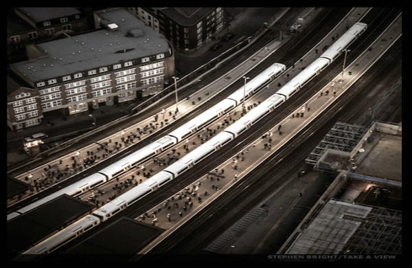 El concurso también premia la mejor foto de líneas de tren. La foto ganadora de Stephen Bright quien inmortalizó las plataformas de la estación London Bridge de Londres.