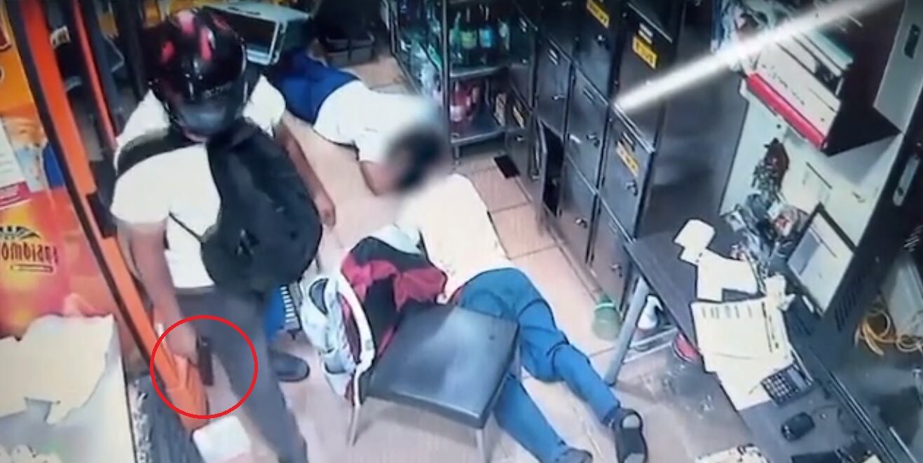 Exempleado de un restaurante en Cali regresó armado, amordazó a sus excompañeros y robó más de $7 millones.