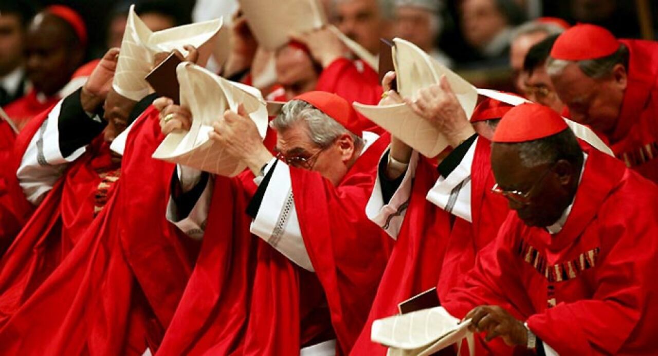 Los cardenales del mundo durante el Cónclave del 2005.