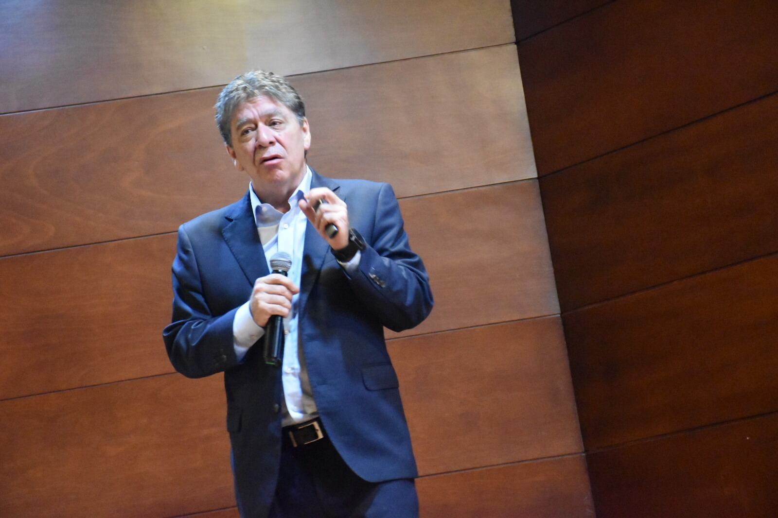 Un joven que a la vez es migrante tiene una probabilidad de tener un empleo
formal menor en 45,5 pp, con respecto a alguien que es mayor de 28 años y no
es migrante.