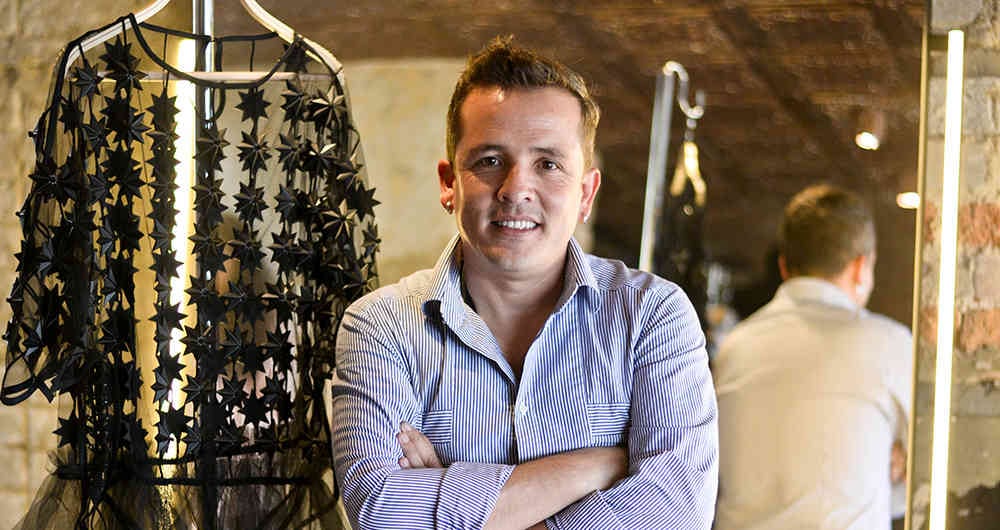 En el taller de Jorge Duque se trabaja con materiales innovadores, logrando que cada prenda sea única.