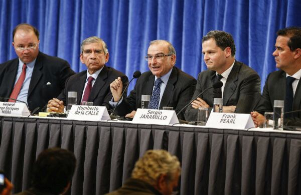 Humberto de la Calle dijo que el proceso "debe ser digno, realista y eficaz". Lo acompañan Luis Carlos Villegas, General (R) Jorge Enrique Mora, el negociador de paz colombiano Sergio Jaramillo y Frank Pearl.