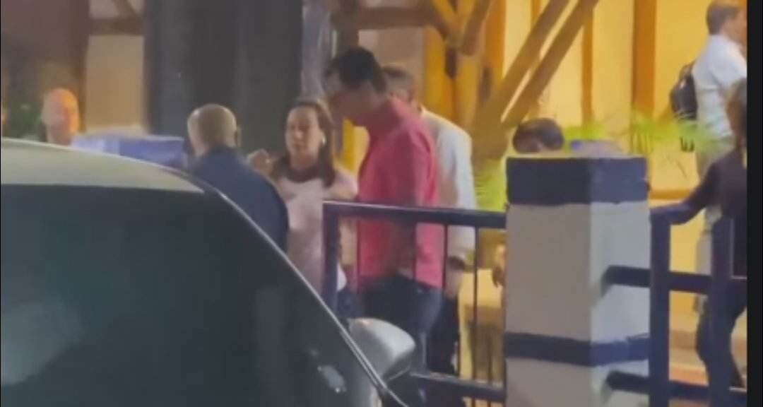 La ministra de la Salud, fue vista con varios políticos de la región.