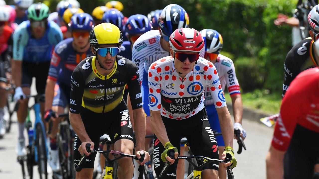 Simon Yates, a rueda de Jonas Vingegaard, en el Tour de Francia 2025.