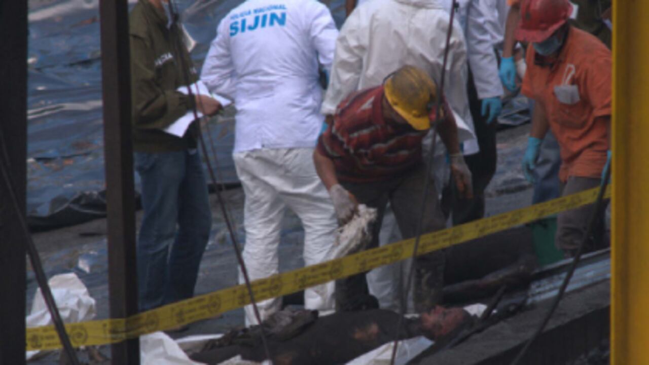 El cadáver de un minero, la procesión del entierro y el dolor de los familiares resumen la tragedia de la explosión en la mina San Joaquín, en Amagá, Antioquia, que dejó 73 mineros muertos, el 16 de junio de 2010.