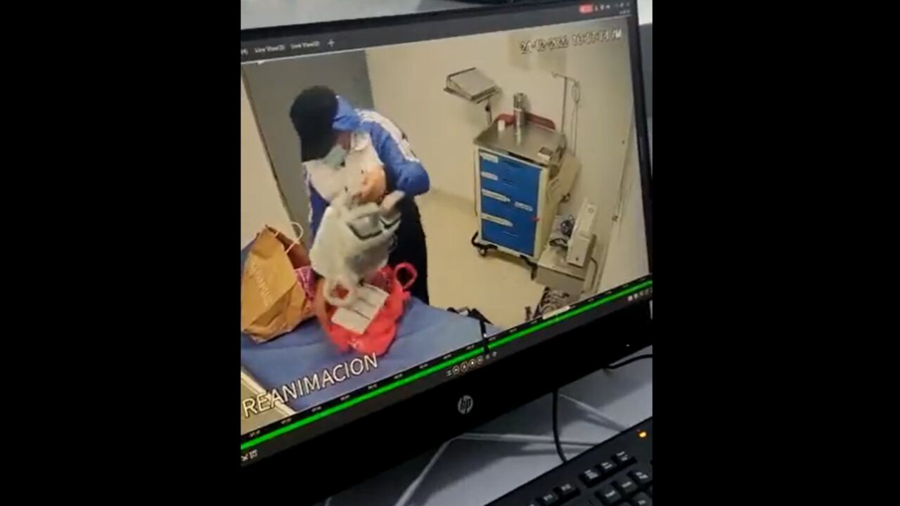 En los vídeos de seguridad del centro asistencial se ve ingresar a un hombre al servicio de urgencias con una gorra negra, tapabocas quirúrgico y una chaqueta deportiva azul y blanca.