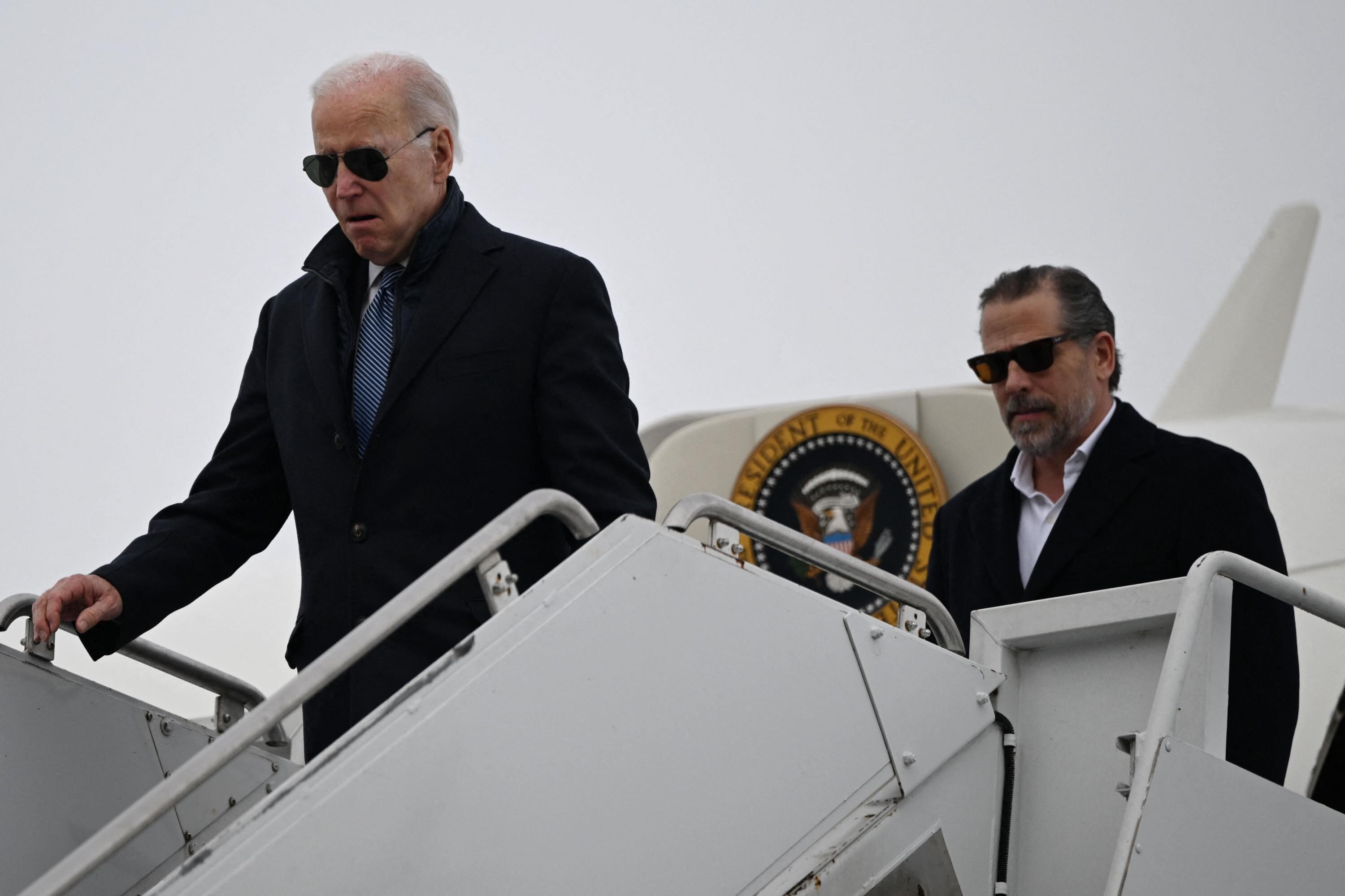 Los republicanos acusan a Joe Biden de haber usado su posición política para ayudar a su hijo, una afirmación desmentida por el mandatario.

