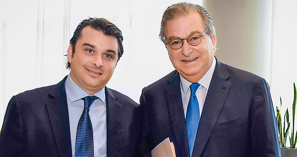 Gabriel Gilinski y Jaime Gilinski, durante la asamblea extraordinaria de accionistas del Grupo Sura, realizada esta semana en Medellín. 
