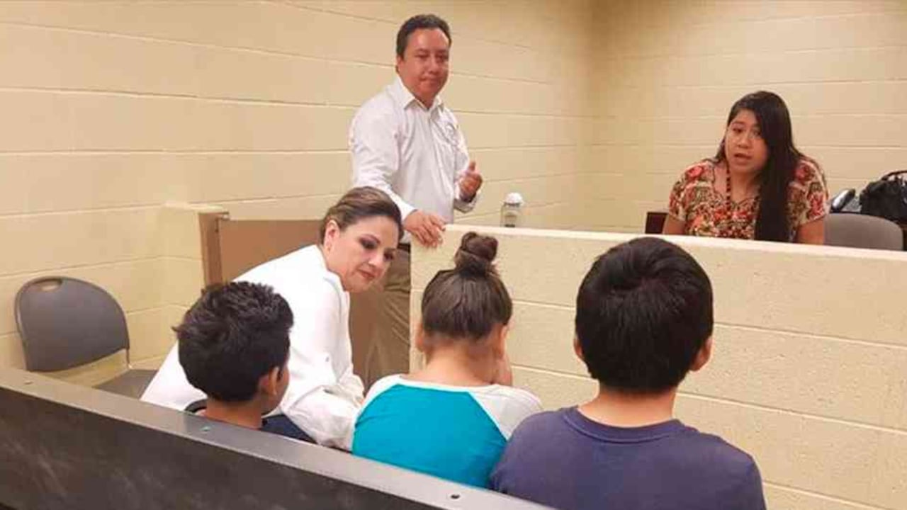 La ministra de Exteriores, Sandra Jovel, visitó niños guatemaltecos migrantes que permanecen en un albergue de la ciudad de Tucson, Arizona (EE.UU.) / Vía Anadolu